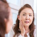 「シミ・シワ・たるみ」だけじゃない！ピリピリ痛む、ムズムズする…更年期に増える肌の違和感、原因は女性ホルモン？肌への影響を専門医が解説