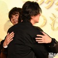 山崎賢人＆山田裕貴、嬉しい報告に熱い抱擁 客席から登場に歓声上がる【キングダム 魂の決戦】 画像