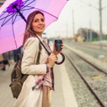 お育ちがバレる！「雨の日に」電車や公共の場でやっていたら「今すぐやめてほしい」こととは
