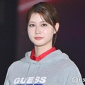 生見愛瑠、パーカー×ミニスカのカジュアルファッションで美脚披露「理想のスタイル」「美しい」と反響【ガルアワ2026A/W】 画像