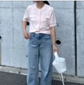 甘いピンクをデニムと合わせて大人仕様に。新鮮な色使いで遊ぶ華やかスタイル【40代の毎日コーデ】 画像
