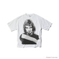 90年代に撮影されたBjorkのアーカイブフォトがTシャツに。Behind the Scenes(R)がLorenzo Agiusとコラボ