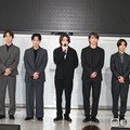 囲み取材に出席したtimelesz（C）モデルプレス