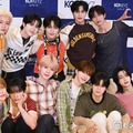 YUKIの場所をあけるRYOGAとYUKIとハートを作るYURA／KO1KEYZ（後列）RYUJI、ISSA、SHINHAENG、YURA、RYOGA（前列）TOWA、SIYOUNG、YOSHIKI、DAIKI、KOSUKE、KEITO（C）モデルプレス
