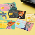 クレジットカード風ステッカー　550円© Disney