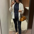 細身ボトムスが新鮮！ネイビーに白シャツ合わせで、ほんのりコンサバな仕上がり。【40代の毎日コーデ】 画像