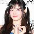 IVEイソ、ミニ丈白ワンピ姿で美脚披露「白ワンピ似合いすぎ」「まるで人形みたい」の声 画像
