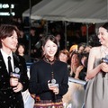 浜辺美波、“先輩”長澤まさみとレッドカーペット「どんなイベントよりも緊張しています」 画像
