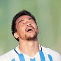 岡崎慎司、ブッ倒される！相手退場の「首掴み倒し」がこれ