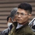 強盗致死などの疑いで逮捕され、警視庁青梅署に入る簗瀬誠容疑者＝24日午前11時30分