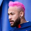 ネイマール、衝撃イメチェン！「仰天ピンクヘア」がこれ