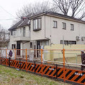 一家4人が殺害された現場の住宅を囲むように設置されたフェンス＝15日午後、東京都世田谷区