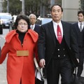 公判のため、大阪地裁に向かう「森友学園」の前理事長籠池泰典被告（右）と妻諄子被告＝19日午前