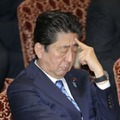 参院予算委で質問を聞く安倍首相＝3日午後