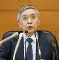 金融政策決定会合後に記者会見する日銀の黒田総裁＝16日午後、日銀本店