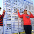 プロテスト合格時の西郷真央（右） 同級生の山下美夢有とツーショット（撮影：福田文平)