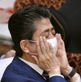 参院決算委で、質問を聞くマスク姿の安倍首相＝1日午前