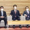 マスクを着用し、閣議に臨む（左から）赤羽国交相、茂木外相、安倍首相、麻生財務相、高市総務相＝3日午前、首相官邸