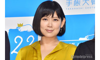 絢香、美人母との幼少期ショット＆娘たちとの手繋ぎ写真公開「そっくり」「娘さん大きくなってる」の声 画像