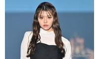 鈴木ゆうか、美背中披露のオフショルコーデ ユニバショットに「可愛すぎる」「カチューシャと合ってる」の声 画像