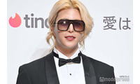 ROLAND、グラス片手にジャグジー入浴中の休暇写真公開「帝王感溢れすぎ」「美脚に悶絶」の声 画像