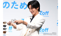 Snow Man目黒蓮、雰囲気一変コーデで登場 サングラス選びに夢中「ワクワクします」 画像
