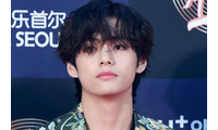BTS・V、鍛え上げられた腕に熱視線 お茶目なタンクトップ姿公開「筋肉美健在」「格好可愛すぎ」 画像