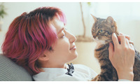 Snow Man佐久間大介、新CMで猫に囲まれ笑顔 愛猫との秘話も「可愛いなと思います」 画像