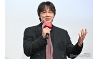 綾野剛、舞台挨拶で監督を即フォロー 映画撮影中も自らサポート「俺よりも役について考えてくる」【星と月は天の穴】 画像