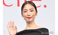 MEGUMI、パリで美脚際立つブラックコーデ披露「色っぽい」「スタイル抜群」と反響 画像