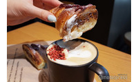 スタバの新提案、チョコとベリーのコルネッティをラテに浸す“ホリデーディップ”食べてみた 画像