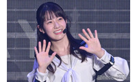 櫻坂46石森璃花、ミニ丈×メガネの私服ショットに反響「プラベ感がたまらない」「秋満喫してて素敵」 画像