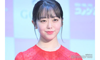 峯岸みなみ「紅白」裏側で“親戚スーパーアイドル”と2ショット「激アツすぎる」「血縁関係強い」と反響 画像