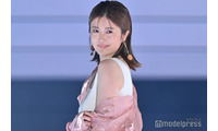 樋口日奈、美脚際立つミニスカオフショット「スタイル良すぎ」「どの角度も美しい」と反響 画像