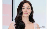TWICEジヒョ、美ウエスト際立つ“へそチラ”コーデ披露「腹筋が綺麗」「くびれ凄い」の声 画像