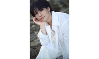 注目の若手俳優・志賀李玖、スタイリッシュな白シャツSHOT披露！初の写真集は魅力あふれる1冊に 画像