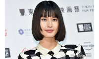 橋本愛、美デコルテ際立つベアトップ姿披露に視線集中「ため息が出る美しさ」「もはや芸術品」 画像