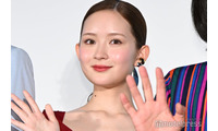 畑芽育、美デコルテ際立つ純白ノースリドレス姿「圧倒的な美しさ」「オーラが半端ない」の声 画像
