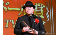 佐藤二朗「爆弾」キャストが祝福駆けつけ熱い抱擁 受賞を最初に伝えたいのは「妻」と即答【2026年エランドール賞】 画像