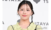 元日向坂46渡邉美穂、ショーパン姿の撮影オフショットに視線集中「可愛すぎる」「サンダルの養生テープが現場感満載」 画像