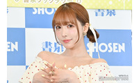 三上悠亜、美スタイル際立つノースリセットアップ姿「色白で発光してる」「純白コーデ似合う」と反響 画像