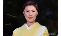 寺島しのぶ「背中に飛び乗ってきた」息子・尾上眞秀との仲良しショット公開「甘え方が可愛すぎ」「大きくなりましたね」の声 画像