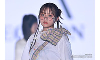 希空、お団子ヘア×メガネが可愛い レイヤードスタイル着こなす【TGC2026 S/S】 画像