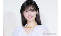 山下美月、美脚透ける純白ワンピ姿で登場 フレグランスを贈りたい相手は？ 画像
