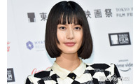橋本愛、顔ピアス＆ミニスカタイツコーデに絶賛の声「ショートヘアがイケメンすぎる」「オーラが半端ない」 画像