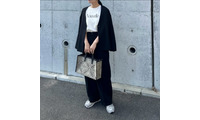 黒のセットアップをスニーカーで崩す。普段使いもオフィスでも映えるクールな着こなし【40代の毎日コーデ】 画像