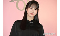 本田紗来、ミニ丈×柄タイツで美脚透ける「透明感すごい」「お人形さんみたい」と反響 画像