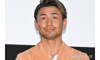 魔裟斗、両親を顔出し公開 金婚式の一家集結ショット「ご両親も美男美女」「いつまでも仲良しで素敵」の声 画像