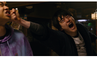 大きく拳を振る鈴鹿央士ほか、見上愛＆菅生新樹らメインキャスト捉える Netflixシリーズ「喧嘩独学」場面写真 画像