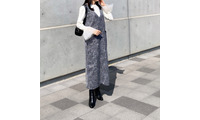 一枚でこなれる。ツイード素材のジャンパースカートを主役にした春のきれいめモノトーン【40代の毎日コーデ】 画像